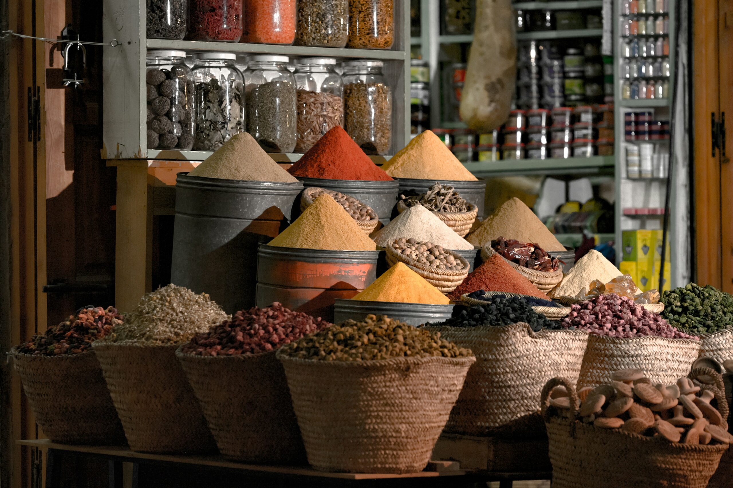 Souk em Marrakech com especiarias, frutas frescas e produtos tradicionais