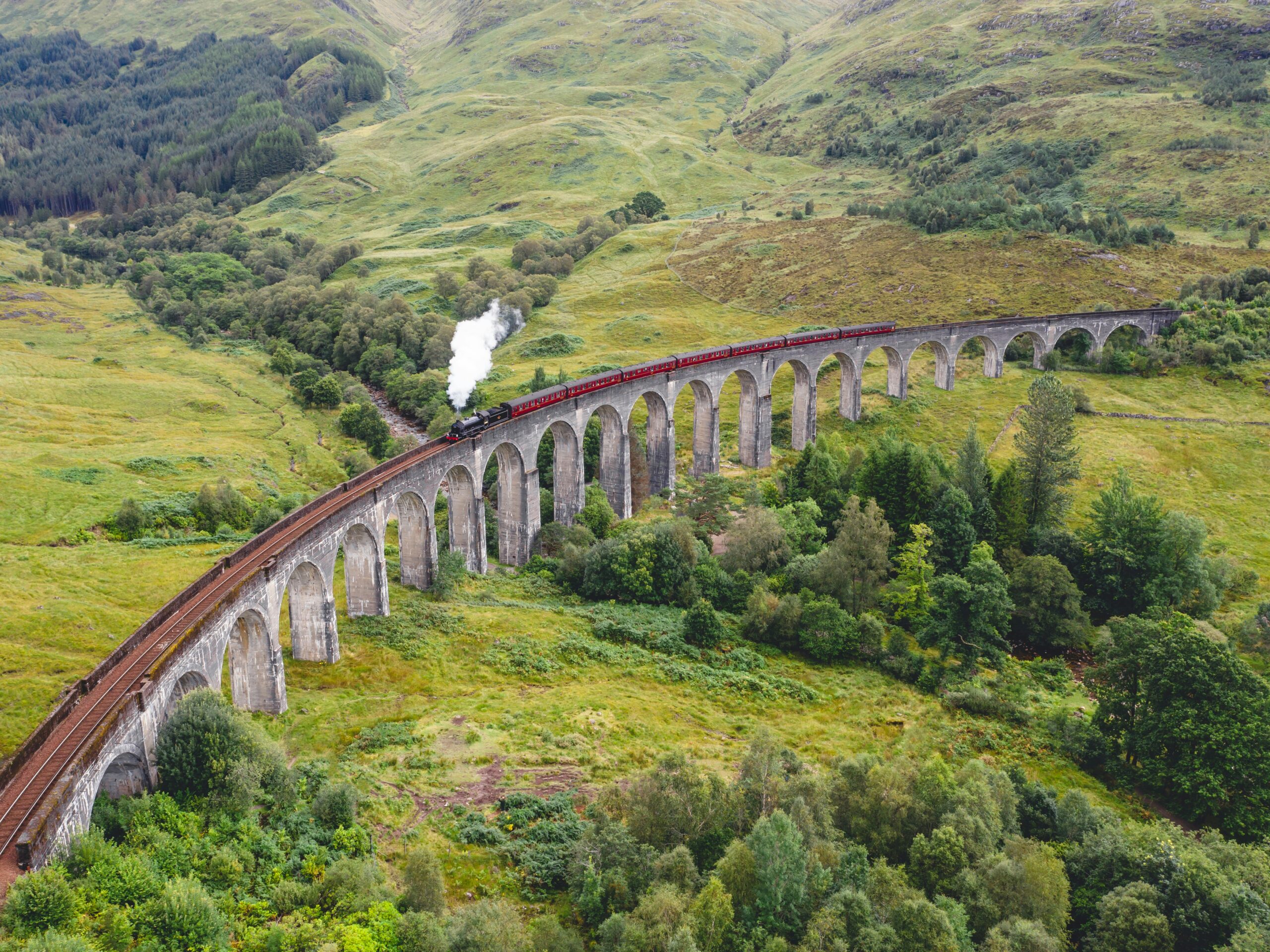 Viaduto de Glenfinnan com o comboio a passar